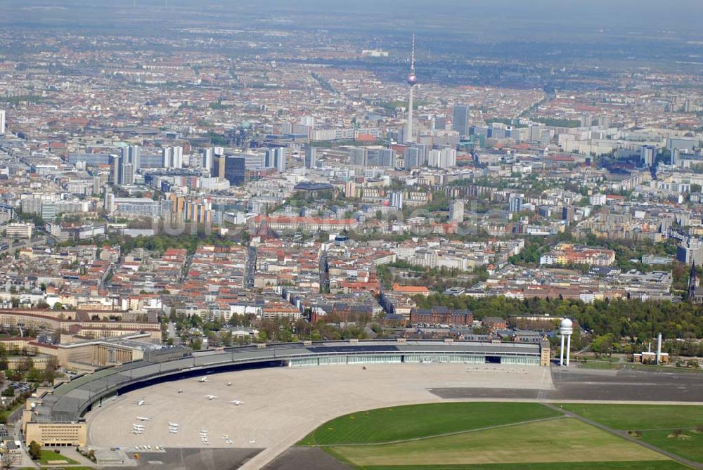 Berlin Tempelhof aus der Vogelperspektive: Blick auf das Areal des Cityflughafens Berlin Tempelhof