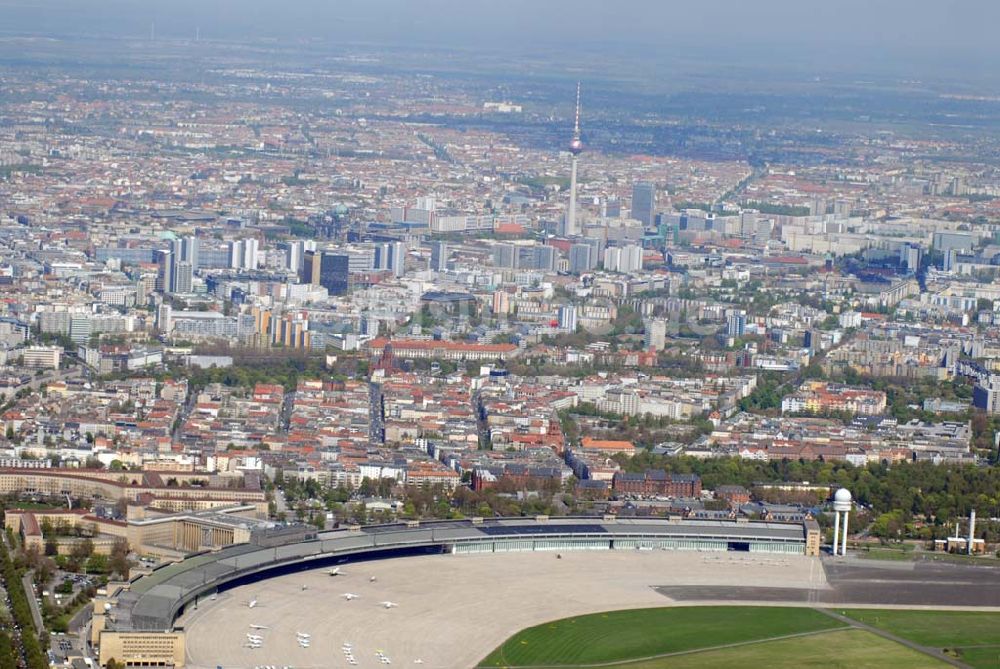 Luftbild Berlin Tempelhof - Blick auf das Areal des Cityflughafens Berlin Tempelhof