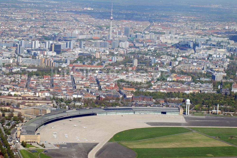 Luftaufnahme Berlin Tempelhof - Blick auf das Areal des Cityflughafens Berlin Tempelhof