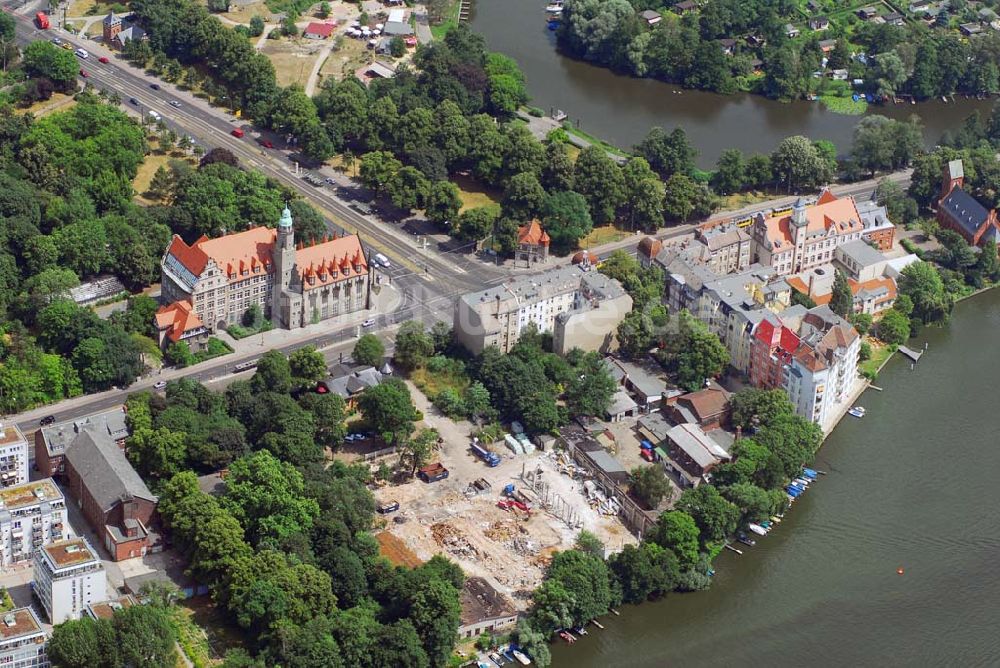 Berlin-Köpenick von oben - Blick auf das Areal Ecke Lindenstraße-Oberlandstraße Berlin-Köpenick mit der Friedrich-Fröbel-Schule und Baugrundstück