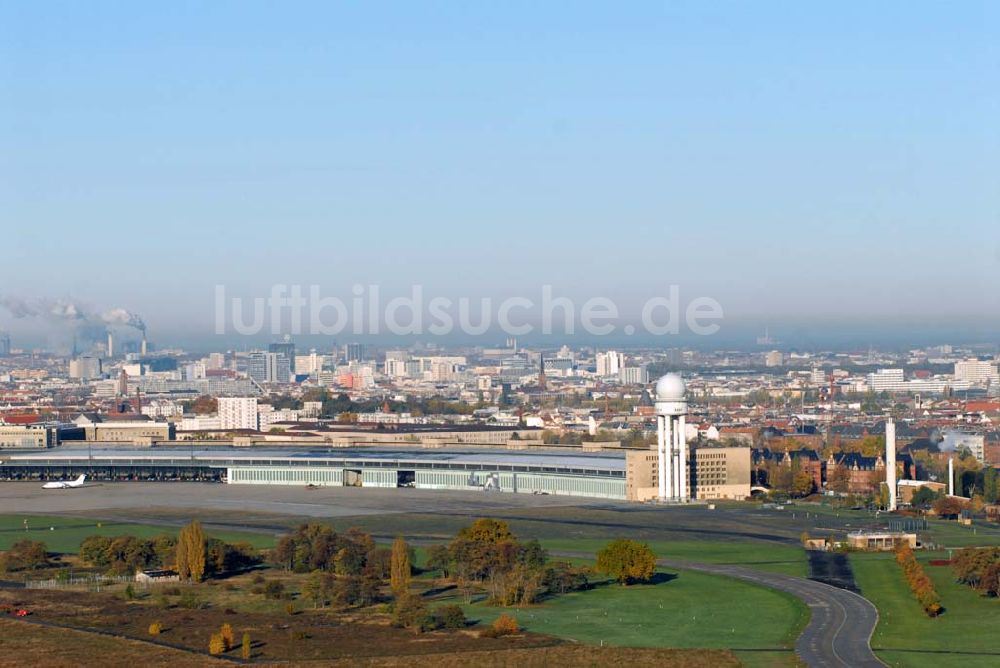 Berlin-Tempelhof aus der Vogelperspektive: Blick auf das Areal des Flughafens Berlin-Tempelhof am Zentrum der Bundeshauptstadt.