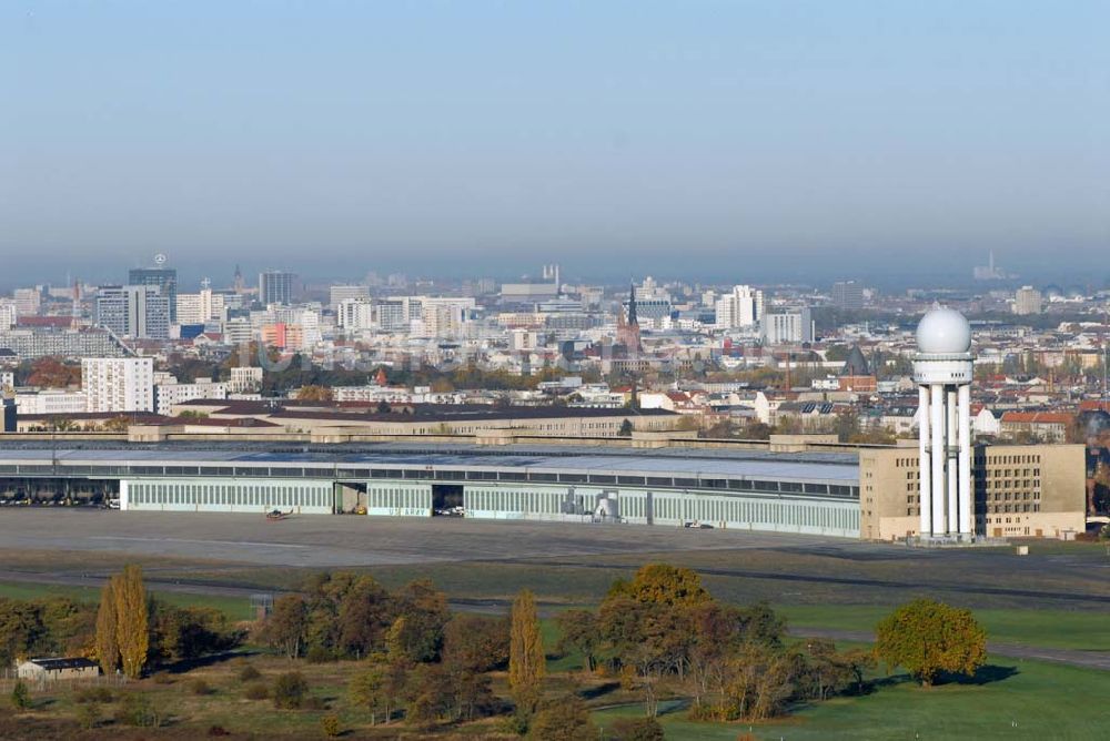 Luftbild Berlin-Tempelhof - Blick auf das Areal des Flughafens Berlin-Tempelhof am Zentrum der Bundeshauptstadt.