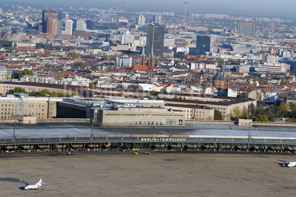 Luftaufnahme Berlin-Tempelhof - Blick auf das Areal des Flughafens Berlin-Tempelhof am Zentrum der Bundeshauptstadt.