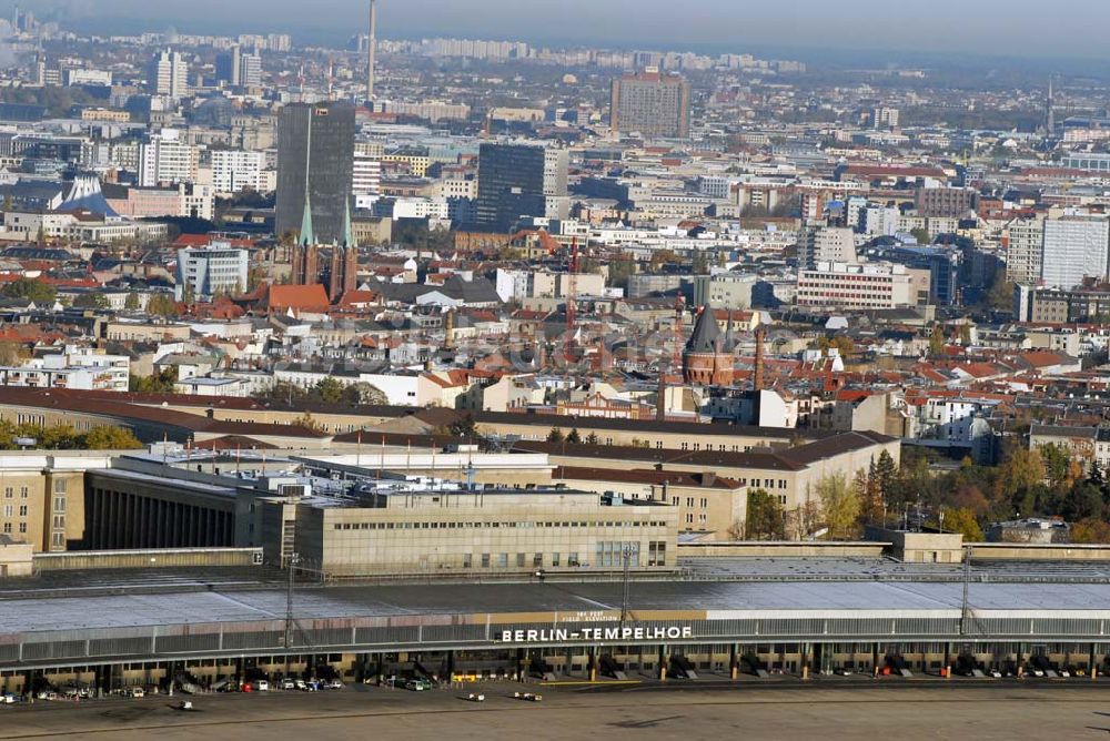 Berlin-Tempelhof von oben - Blick auf das Areal des Flughafens Berlin-Tempelhof am Zentrum der Bundeshauptstadt.