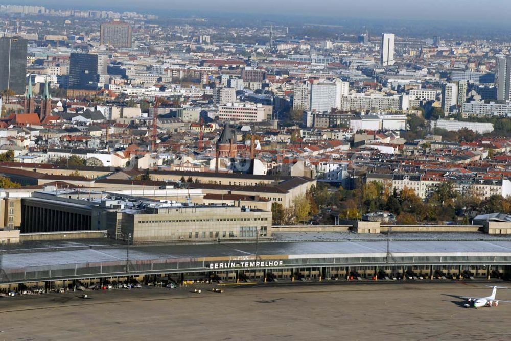 Berlin-Tempelhof aus der Vogelperspektive: Blick auf das Areal des Flughafens Berlin-Tempelhof am Zentrum der Bundeshauptstadt.