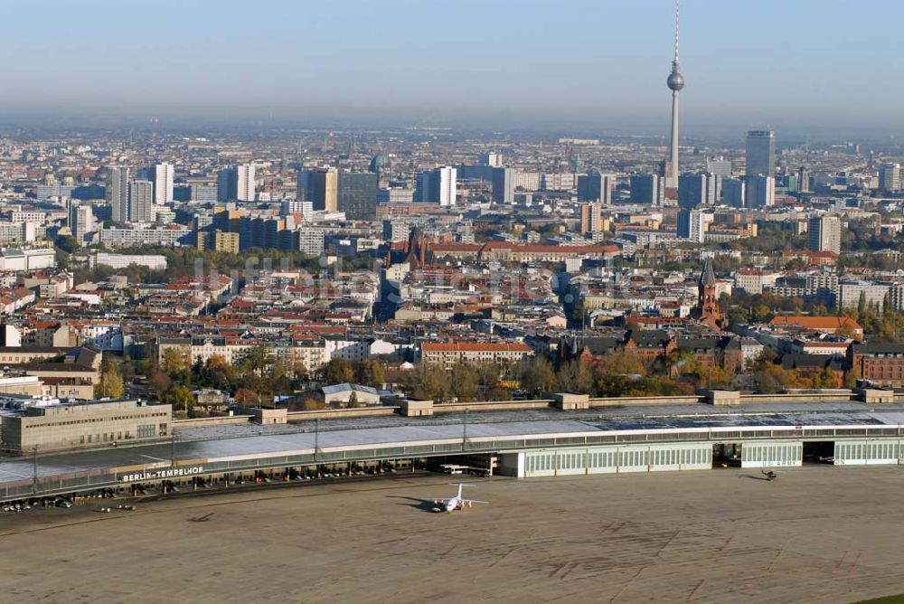 Luftbild Berlin-Tempelhof - Blick auf das Areal des Flughafens Berlin-Tempelhof am Zentrum der Bundeshauptstadt.