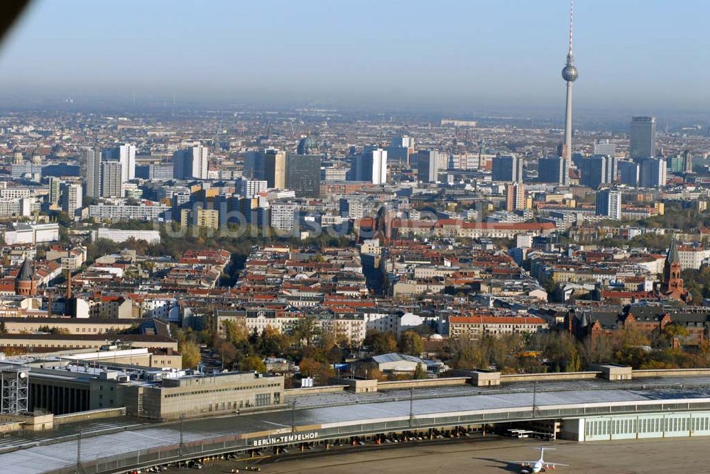 Luftaufnahme Berlin-Tempelhof - Blick auf das Areal des Flughafens Berlin-Tempelhof am Zentrum der Bundeshauptstadt.