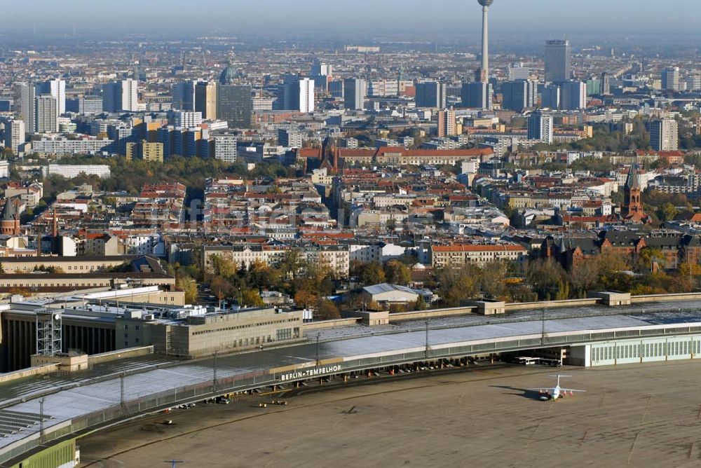 Berlin-Tempelhof von oben - Blick auf das Areal des Flughafens Berlin-Tempelhof am Zentrum der Bundeshauptstadt.