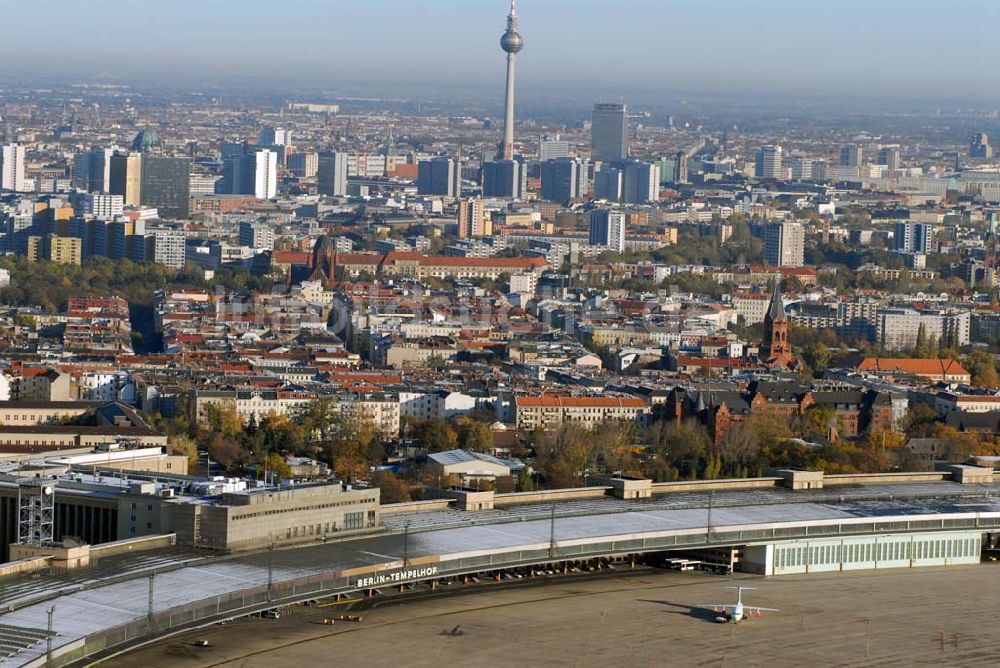 Berlin-Tempelhof aus der Vogelperspektive: Blick auf das Areal des Flughafens Berlin-Tempelhof am Zentrum der Bundeshauptstadt.