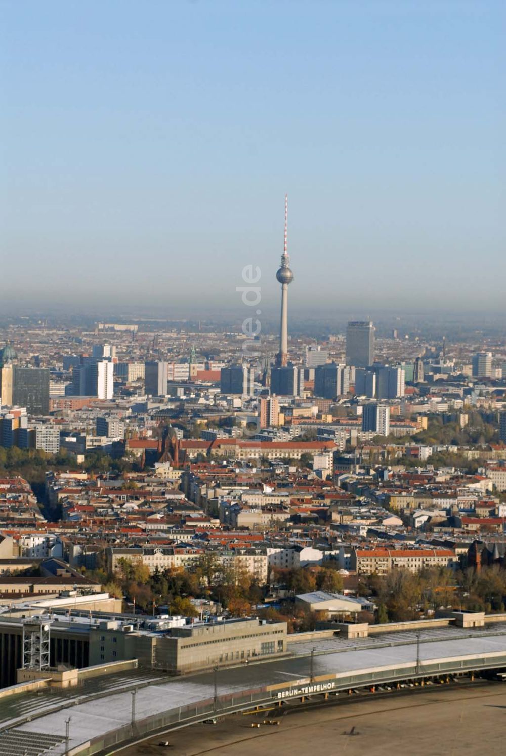 Luftbild Berlin-Tempelhof - Blick auf das Areal des Flughafens Berlin-Tempelhof am Zentrum der Bundeshauptstadt.