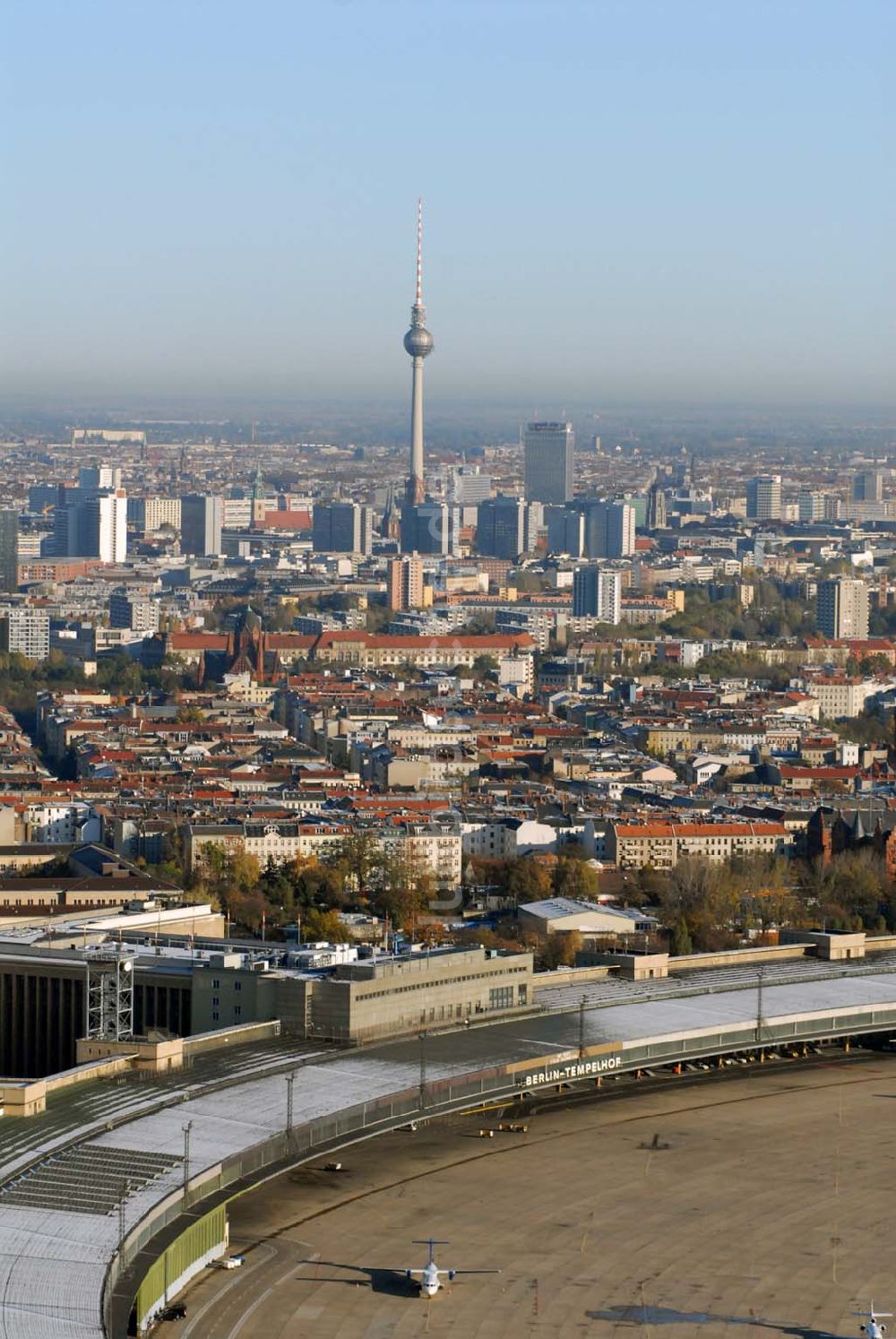 Luftaufnahme Berlin-Tempelhof - Blick auf das Areal des Flughafens Berlin-Tempelhof am Zentrum der Bundeshauptstadt.