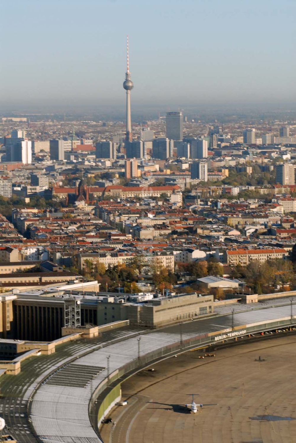 Berlin-Tempelhof von oben - Blick auf das Areal des Flughafens Berlin-Tempelhof am Zentrum der Bundeshauptstadt.