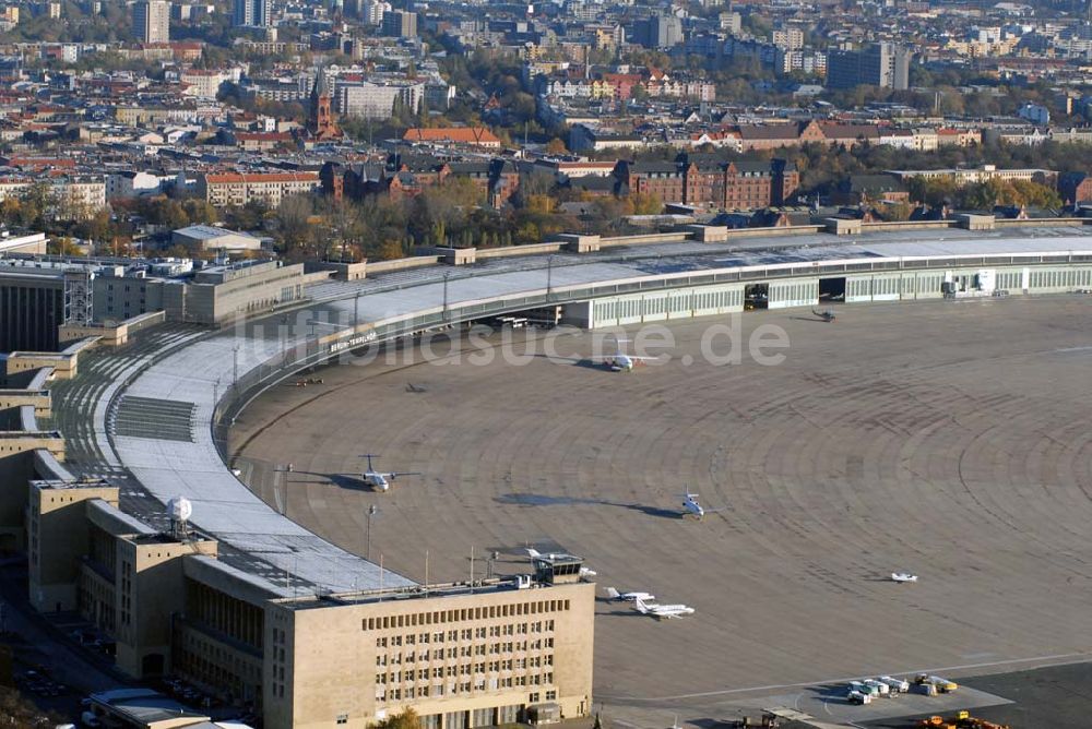 Berlin-Tempelhof aus der Vogelperspektive: Blick auf das Areal des Flughafens Berlin-Tempelhof am Zentrum der Bundeshauptstadt.