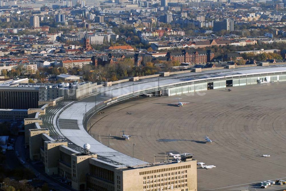 Luftbild Berlin-Tempelhof - Blick auf das Areal des Flughafens Berlin-Tempelhof am Zentrum der Bundeshauptstadt.