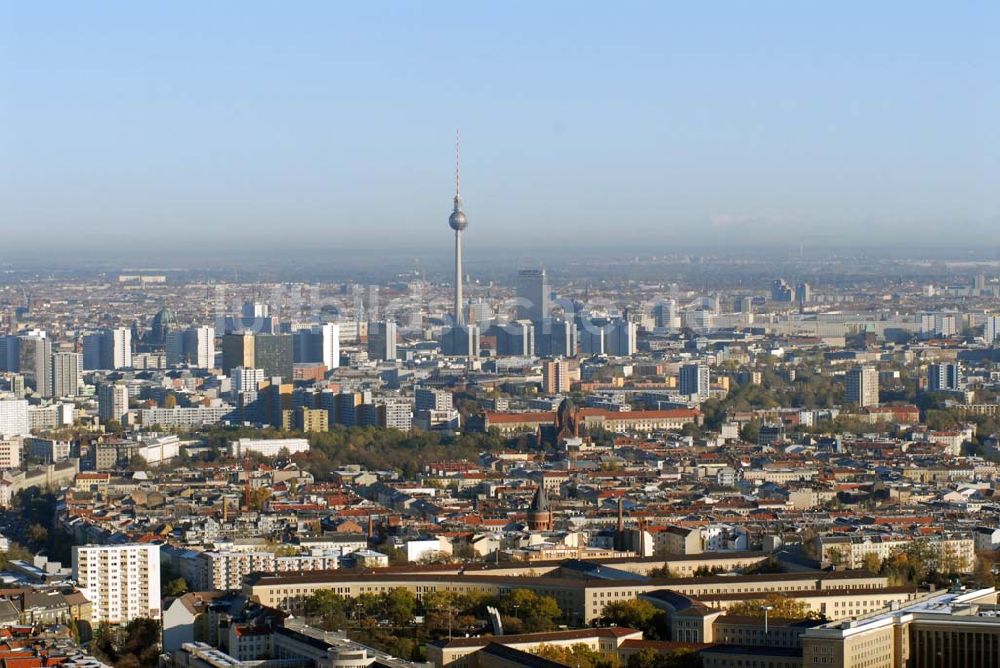 Luftaufnahme Berlin-Tempelhof - Blick auf das Areal des Flughafens Berlin-Tempelhof am Zentrum der Bundeshauptstadt.