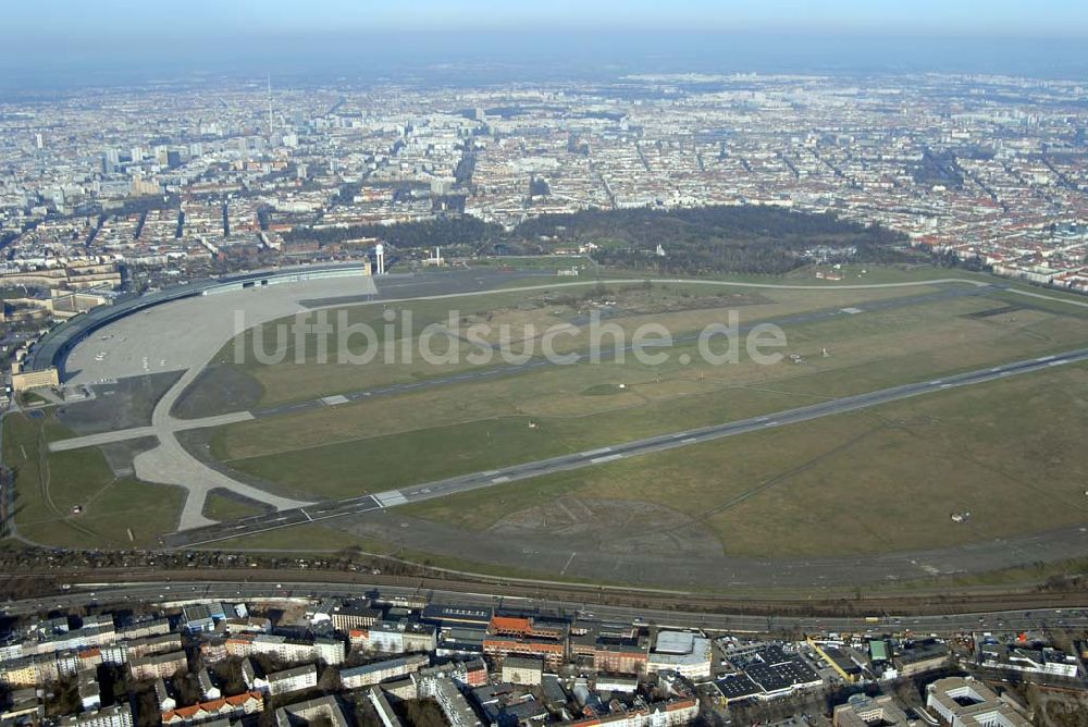 Berlin von oben - Blick auf das Areal des Flughafens Berlin-Tempelhof am Zentrum der Bundeshauptstadt.