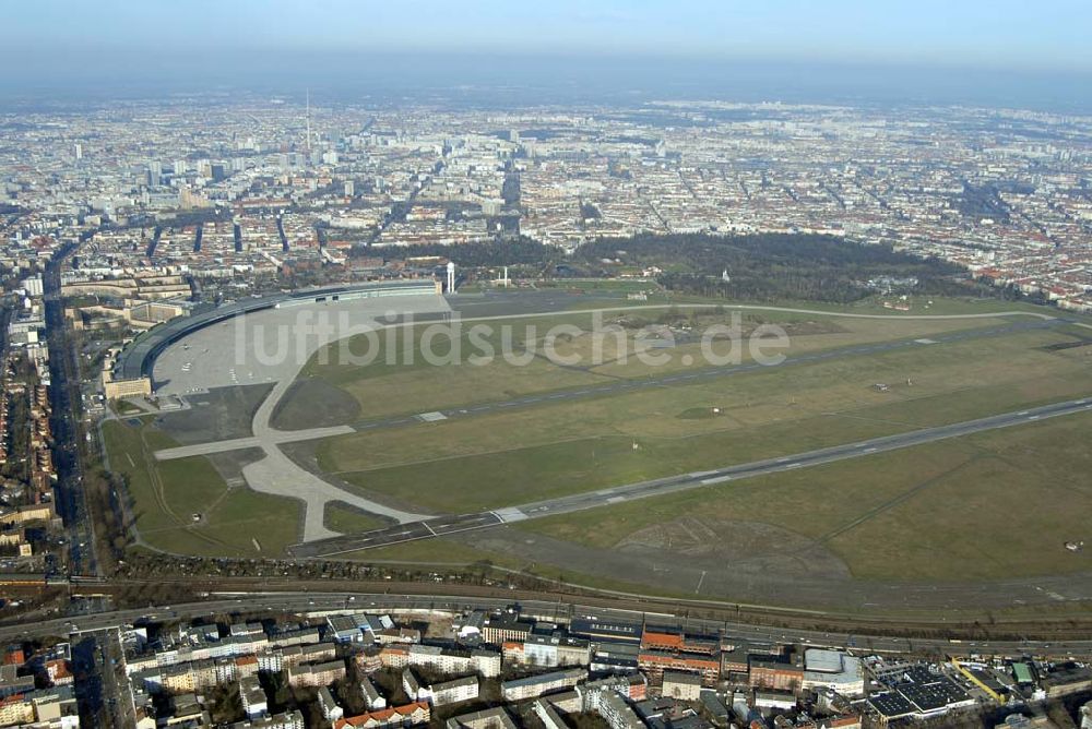 Berlin aus der Vogelperspektive: Blick auf das Areal des Flughafens Berlin-Tempelhof am Zentrum der Bundeshauptstadt.