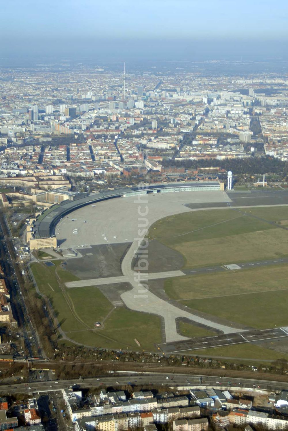 Luftbild Berlin - Blick auf das Areal des Flughafens Berlin-Tempelhof am Zentrum der Bundeshauptstadt.