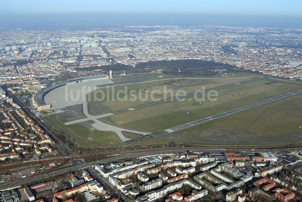 Luftaufnahme Berlin - Blick auf das Areal des Flughafens Berlin-Tempelhof am Zentrum der Bundeshauptstadt.