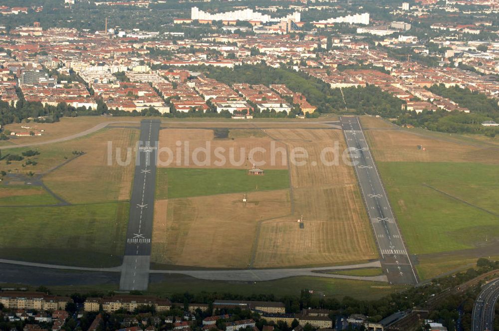 Berlin aus der Vogelperspektive: Blick auf das Areal des stillgelegten Flughafen Berlin-Tempelhof