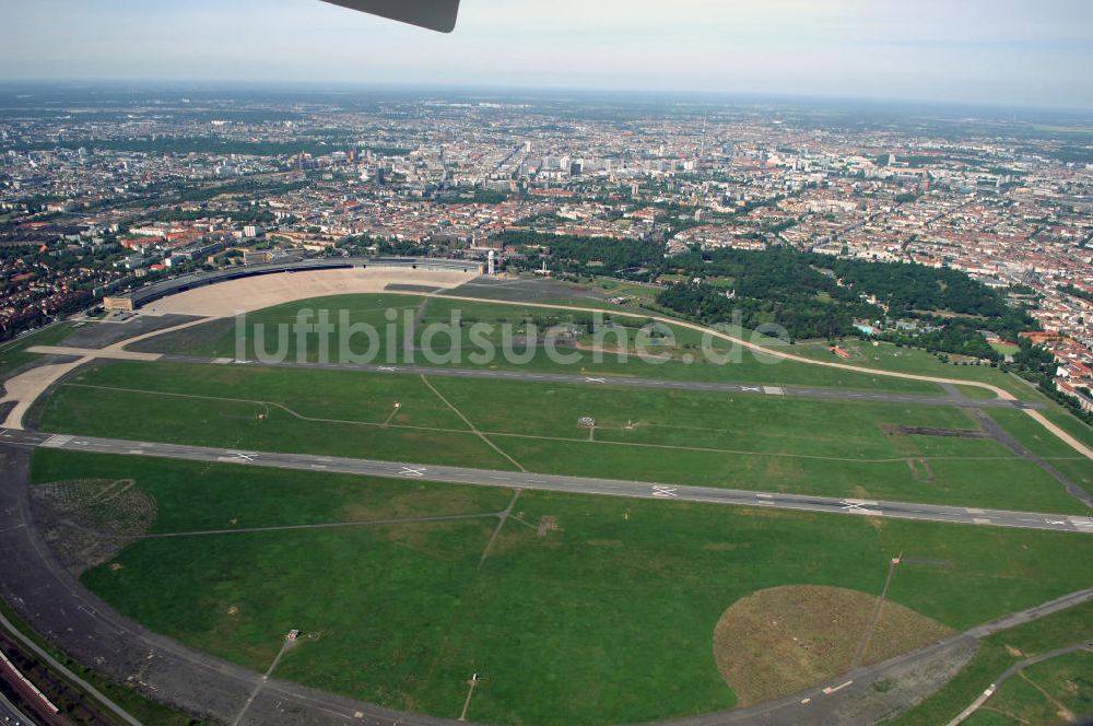 Berlin von oben - Blick auf das Areal des stillgelegten Flughafen Berlin-Tempelhof