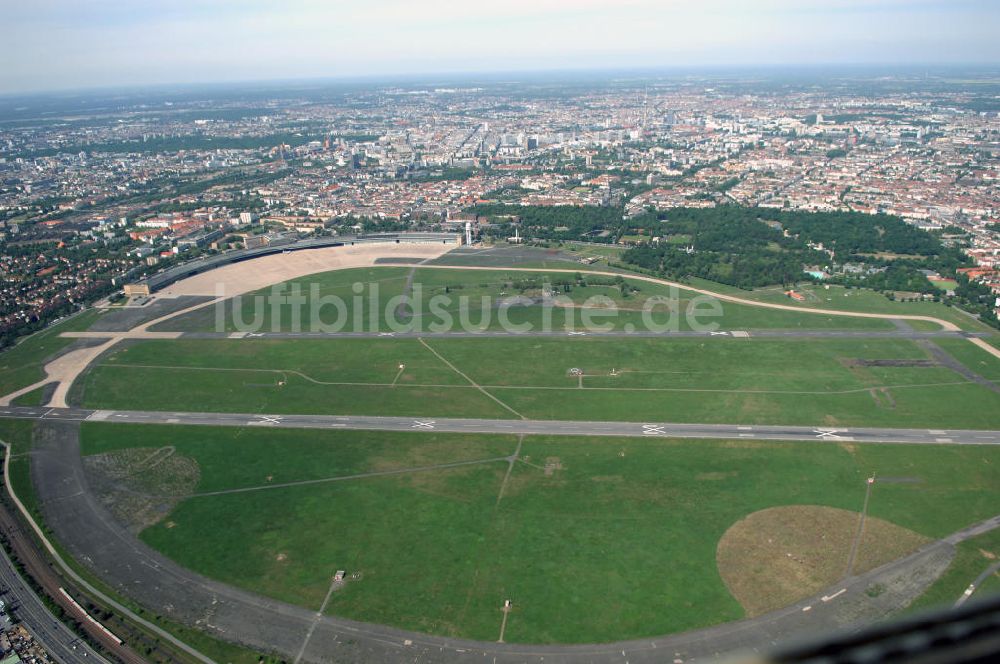 Berlin aus der Vogelperspektive: Blick auf das Areal des stillgelegten Flughafen Berlin-Tempelhof