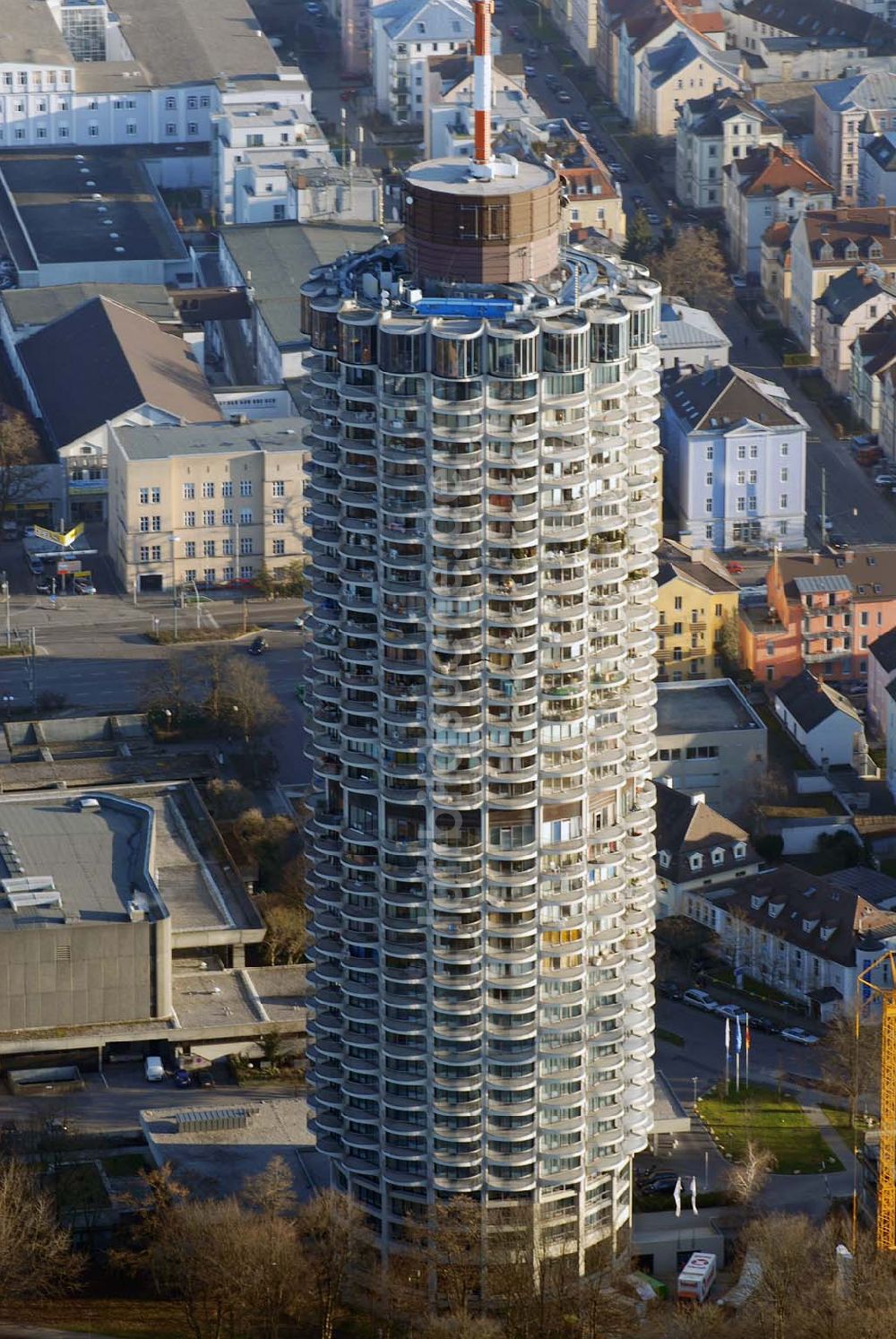 Luftbild Augsburg - Blick auf den Augsburger Hotelturm (Maiskolben)