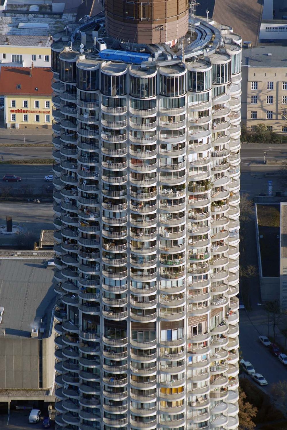 Luftaufnahme Augsburg - Blick auf den Augsburger Hotelturm (Maiskolben)