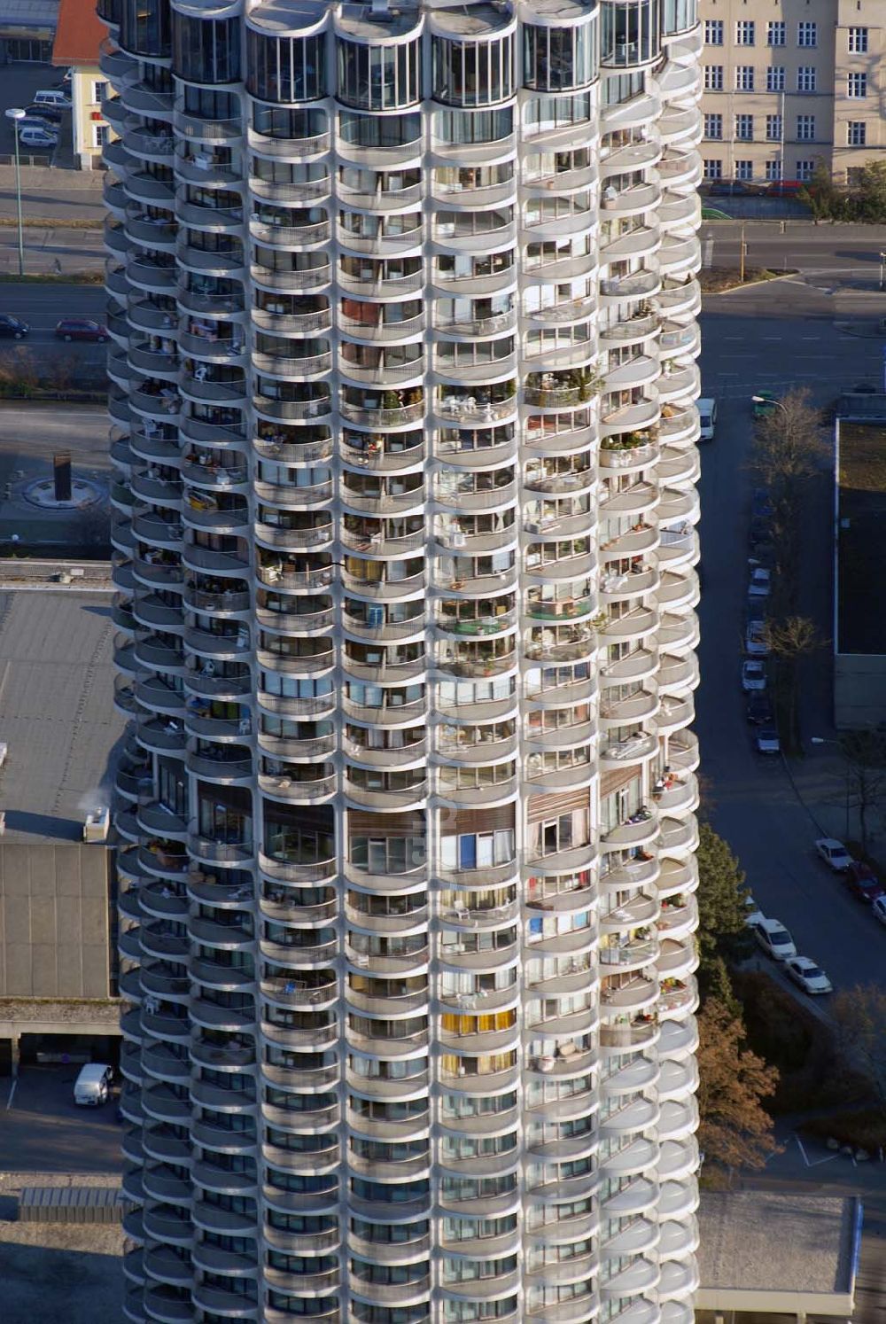 Augsburg von oben - Blick auf den Augsburger Hotelturm (Maiskolben)