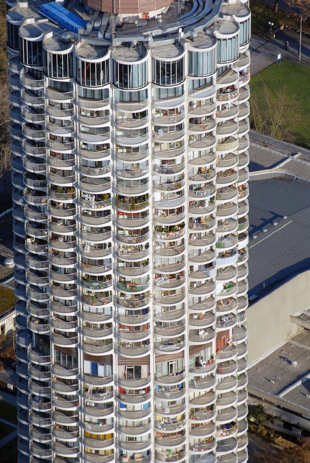 Luftaufnahme Augsburg - Blick auf den Augsburger Hotelturm (Maiskolben)