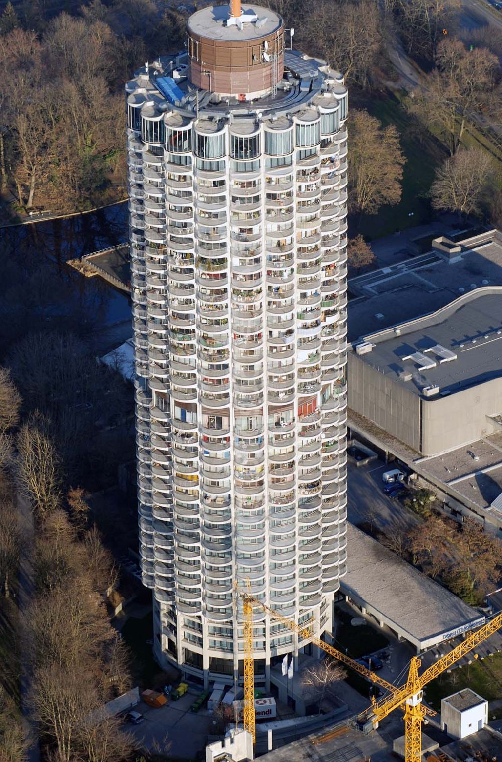 Luftbild Augsburg - Blick auf den Augsburger Hotelturm (Maiskolben)