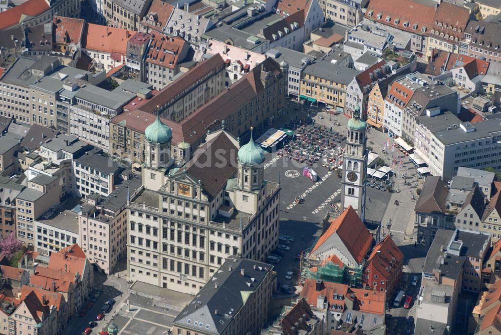 Luftaufnahme Augsburg - Blick auf das Augsburger Rathaus und den Perlachturm am Rathausplatz