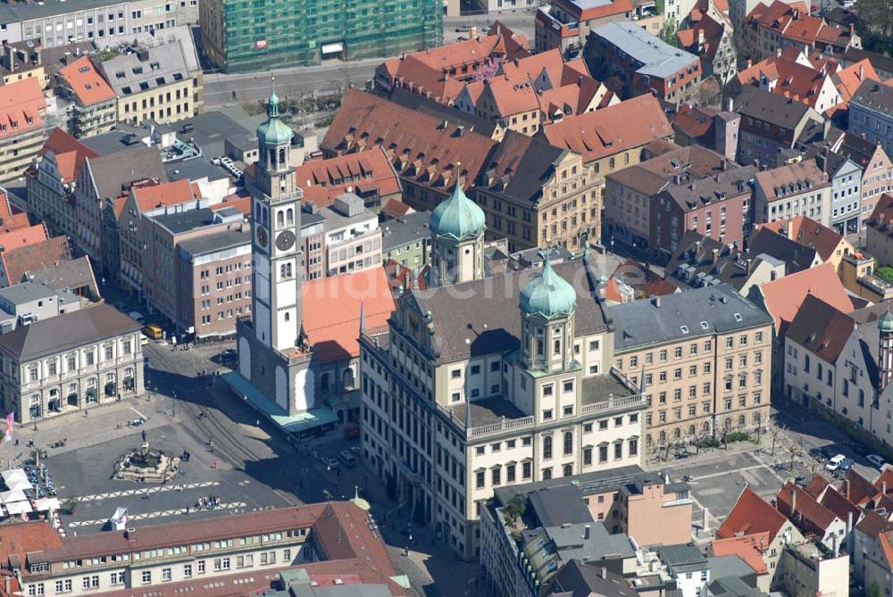 Luftaufnahme Augsburg - Blick auf das Augsburger Rathaus und den Perlachturm am Rathausplatz