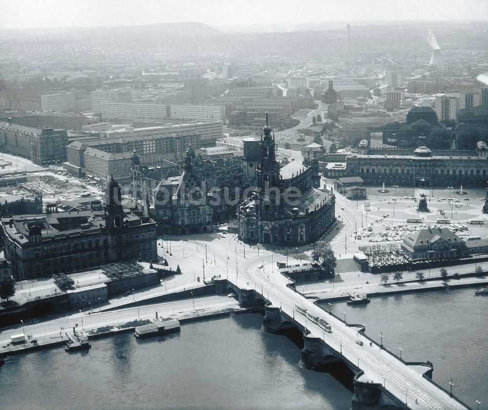 Dresden von oben - Blick von der Augustusbrücke auf die Altstadt in Dresden im Bundesland Sachsen