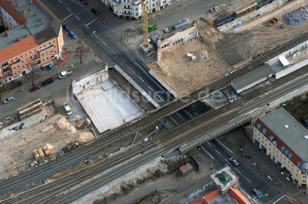 Berlin von oben - Blick auf den Um- und Ausbau des S-Bahnhofes Berlin-Baumschulenweg