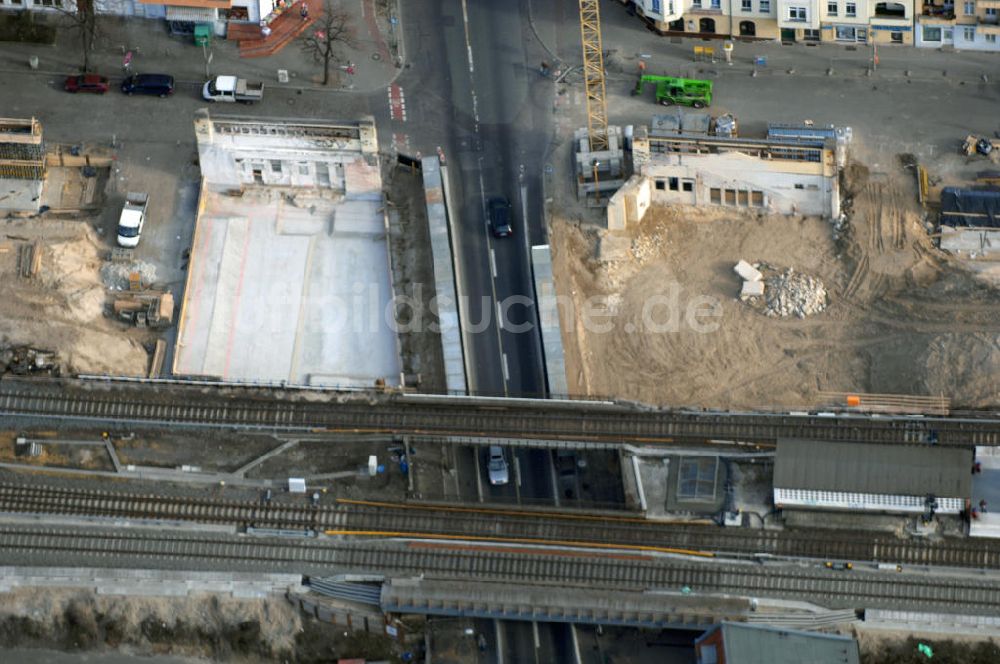 Berlin von oben - Blick auf den Um- und Ausbau des S-Bahnhofes Berlin-Baumschulenweg