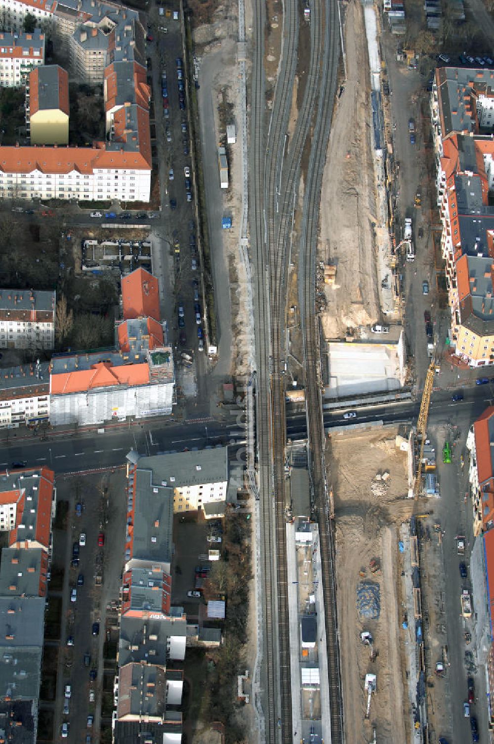 Berlin von oben - Blick auf den Um- und Ausbau des S-Bahnhofes Berlin-Baumschulenweg