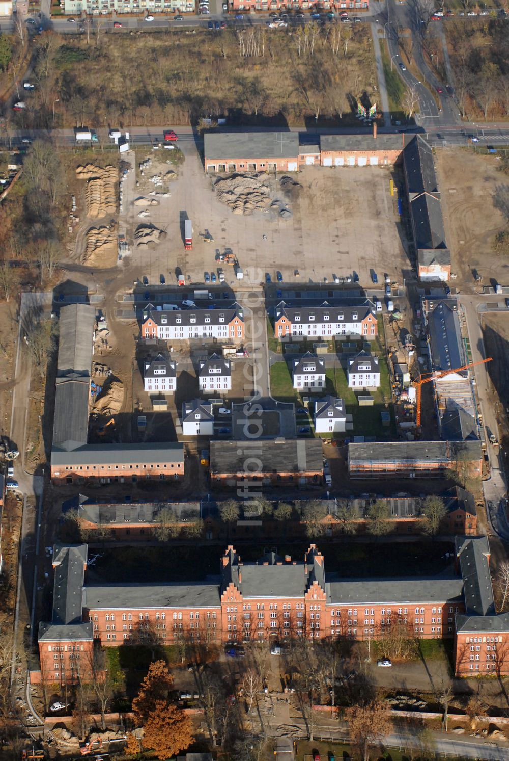 Potsdam aus der Vogelperspektive: Blick auf die im Um- und Ausbau befindliche Rote Kaserne an der Brandenburger Vorstadt in Potsdam.