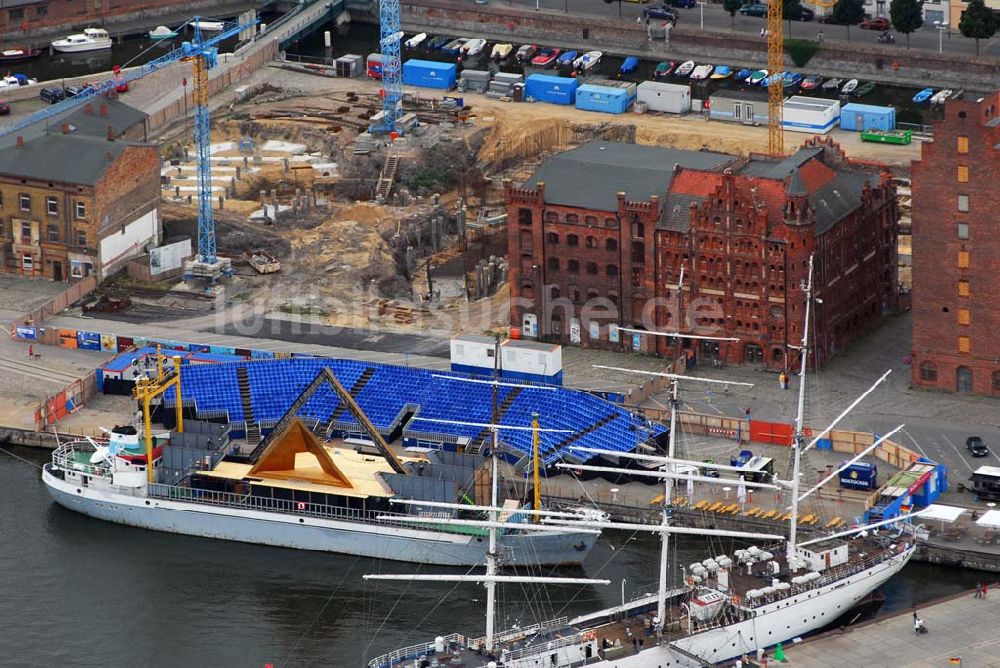 Luftaufnahme Warnemünde - Blick auf Ausbauarbeiten am Hafen von Warnemünde