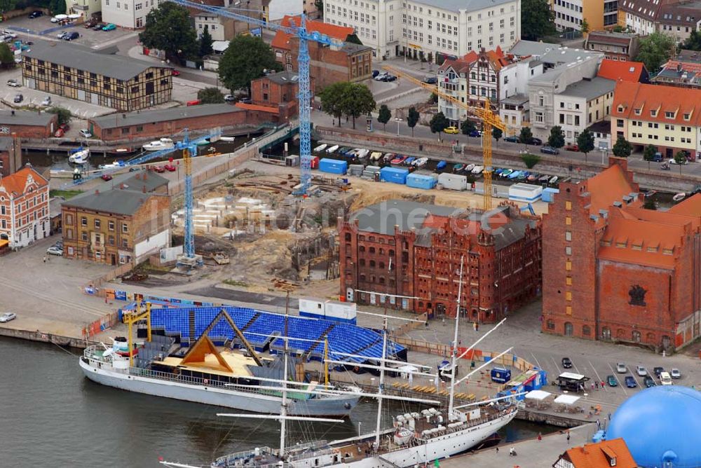 Warnemünde von oben - Blick auf Ausbauarbeiten am Hafen von Warnemünde