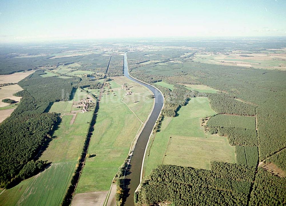 Luftbild Genthin / Sachsen-Anhalt - Blick auf den ausgebauten Elbe-Havel-Kanal östlich von Genthin zum Wasserstraßenkreuz Magdeburg hin. 14.10.2003