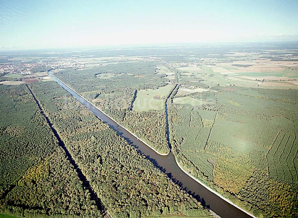 Genthin / Sachsen-Anhalt aus der Vogelperspektive: Blick auf den ausgebauten Elbe-Havel-Kanal östlich von Genthin zum Wasserstraßenkreuz Magdeburg hin. 14.10.2003