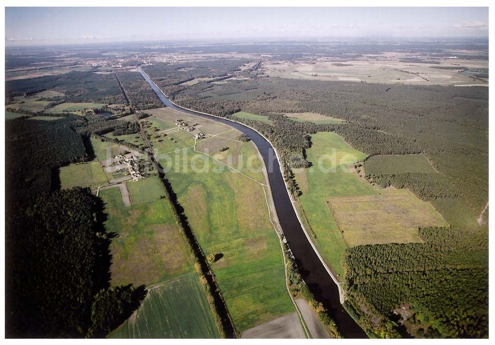 Luftbild Genthin / Sachsen-Anhalt - Blick auf den ausgebauten Elbe-Havel-Kanal östlich von Genthin zum Wasserstraßenkreuz Magdeburg hin. 14.10.2003