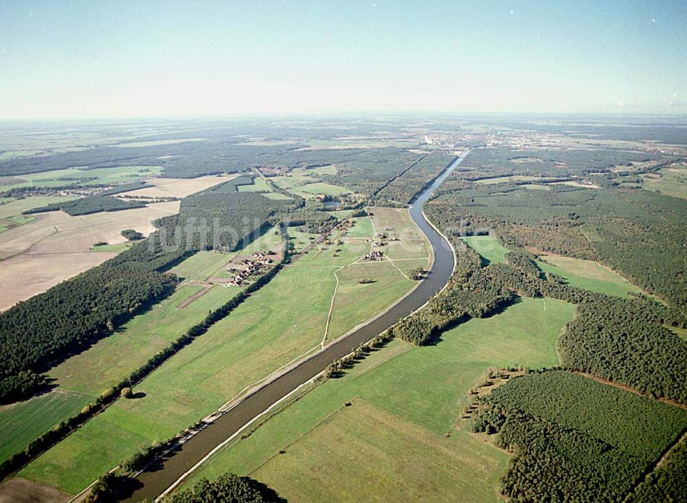 Genthin / Sachsen-Anhalt von oben - Blick auf den ausgebauten Elbe-Havel-Kanal östlich von Genthin zum Wasserstraßenkreuz Magdeburg hin. 14.10.2003