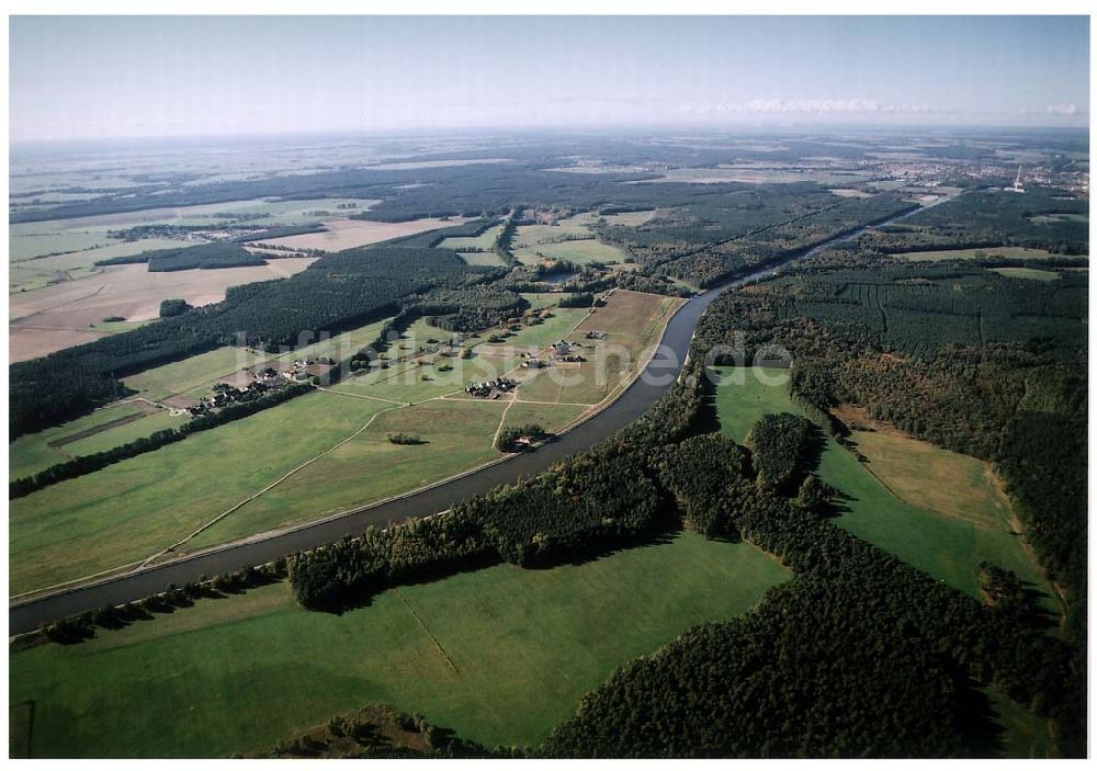 Genthin / Sachsen-Anhalt aus der Vogelperspektive: Blick auf den ausgebauten Elbe-Havel-Kanal östlich von Genthin zum Wasserstraßenkreuz Magdeburg hin. 14.10.2003