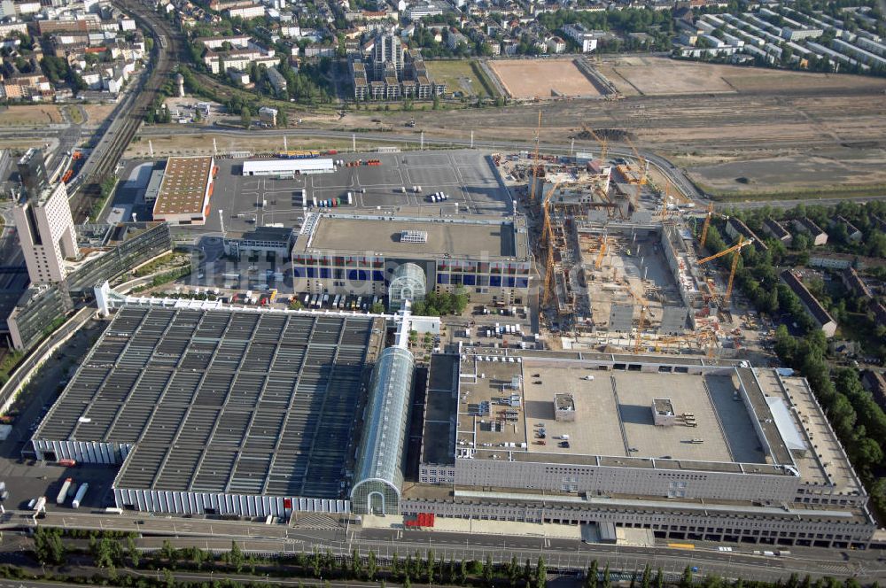 Frankfurt am Main von oben - Blick auf das Ausstellungs- und Messegelände mit S-Bahnhof in Frankfurt/Main