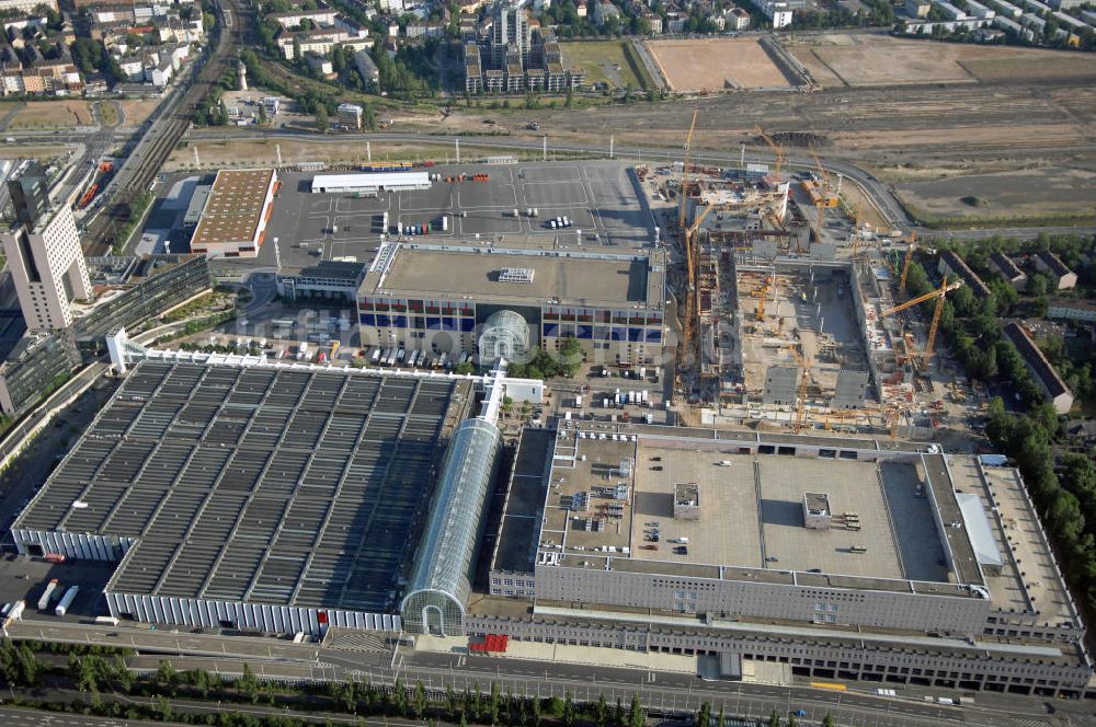 Frankfurt am Main aus der Vogelperspektive: Blick auf das Ausstellungs- und Messegelände mit S-Bahnhof in Frankfurt/Main