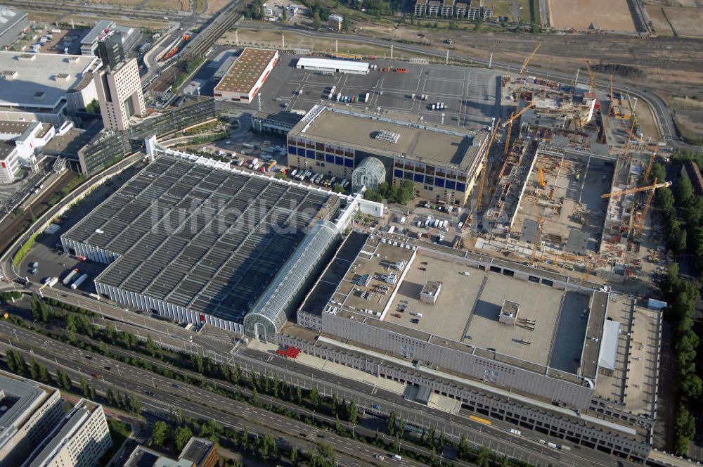 Luftbild Frankfurt am Main - Blick auf das Ausstellungs- und Messegelände mit S-Bahnhof in Frankfurt/Main