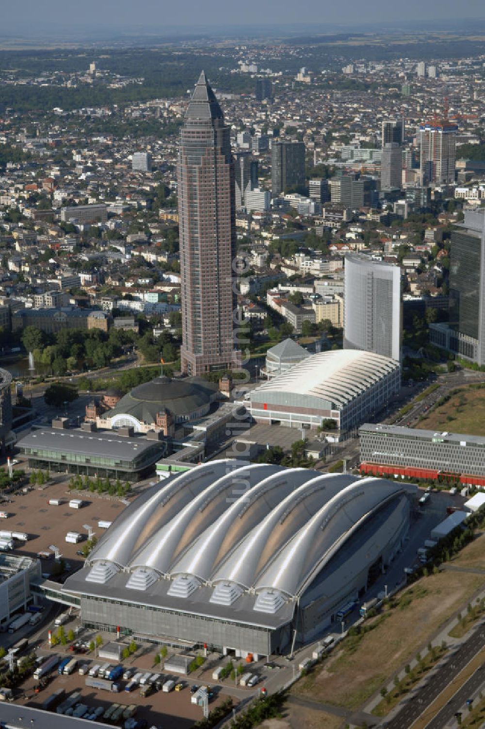 Frankfurt am Main von oben - Blick auf das Ausstellungs- und Messegelände mit dem Messeturm