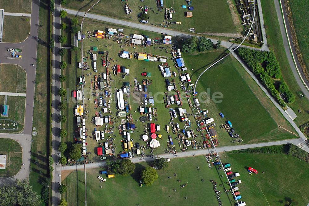 Magdeburg von oben - Blick auf die Ausstellungsfläche der 8. OMMMA 2006, der Ostmobilmeeting in Magdeburgs Elbauenpark